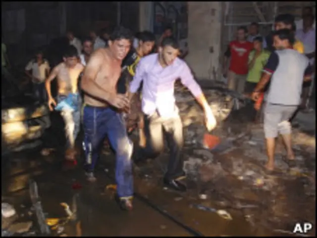 На месте взрыва в Басре 7 августа 2010 г.