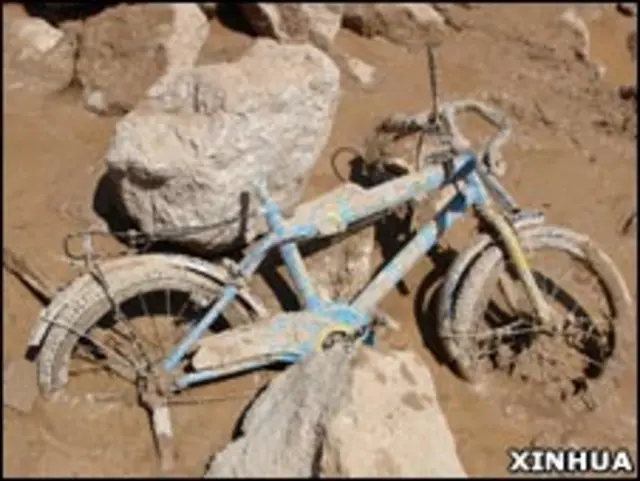甘肃舟曲泥石流现场一辆自行车（新华社照片）
