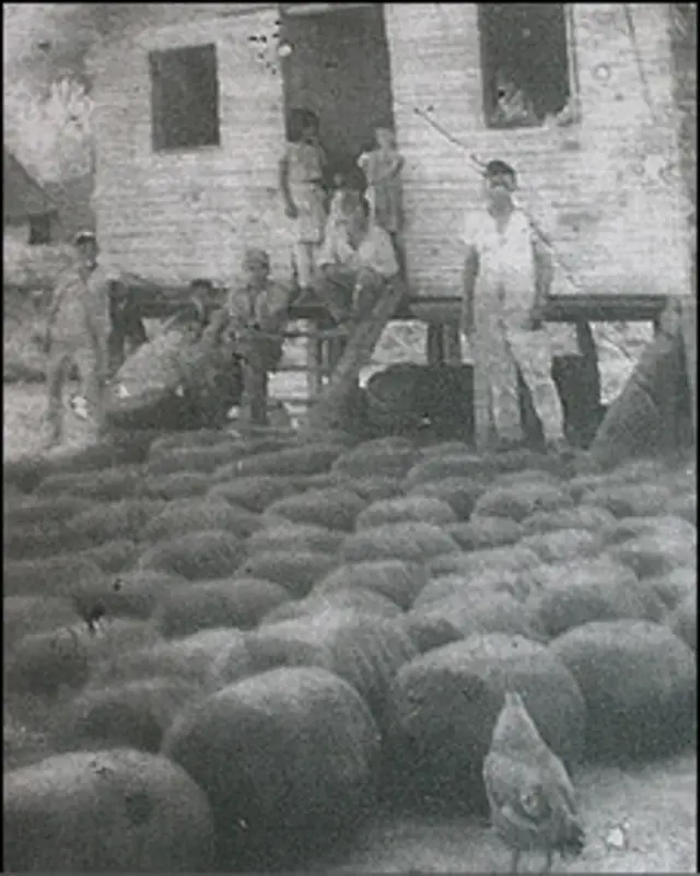 Soldados da borracha em frente a uma cabana