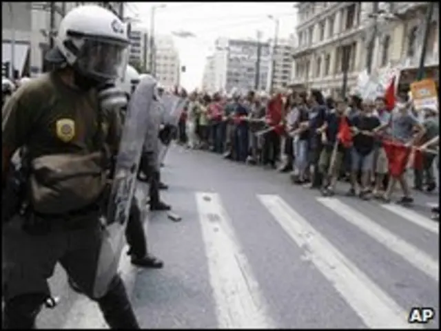 Protestos em Atenas contra medidas de austeridade