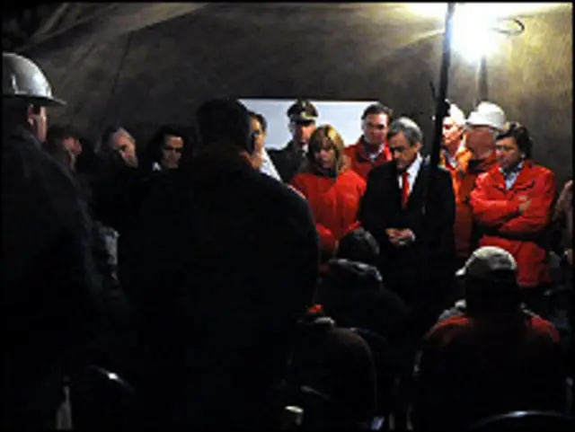 El presidente Sebastián Piñera visita la zona del accidente