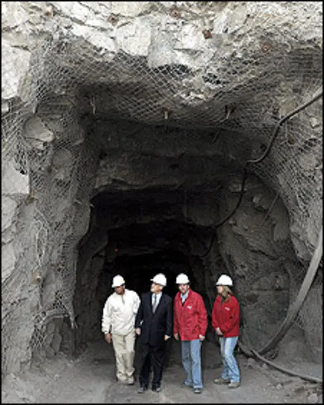 El presidente Sebastián Piñera visita la zona del accidente