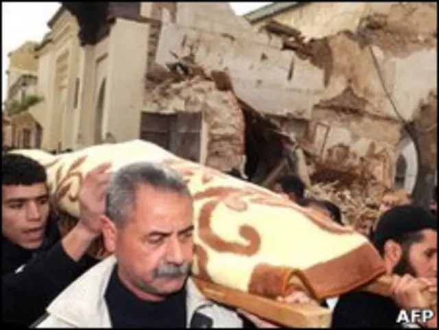 لقي 41 شخصا حتفهم في حادث انهيار مئذة مسجد بمكناس (19/02/10)