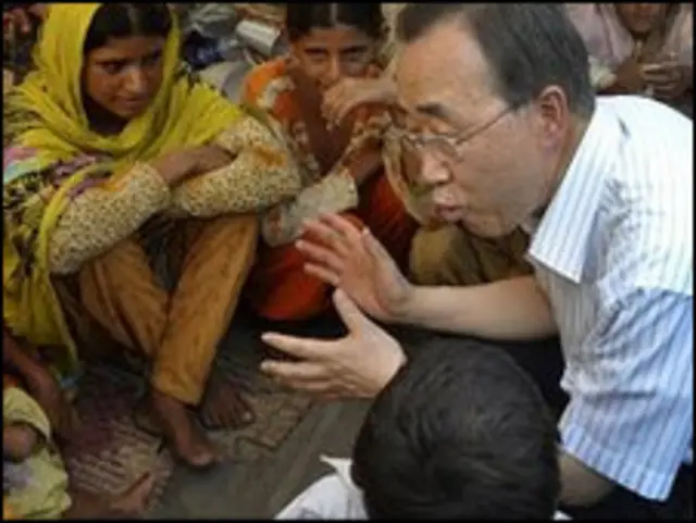 Ban Ki-Moon berbicara dengan sebagian korban banjir