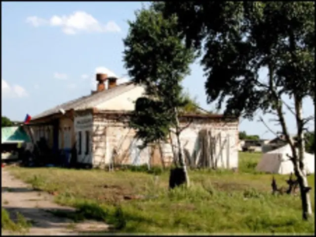 Вид археологического лагеря на месте средневекового города. Копают прямо под палатками