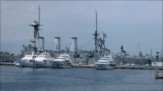 比雷埃夫斯港私人遊艇港和二戰軍艦