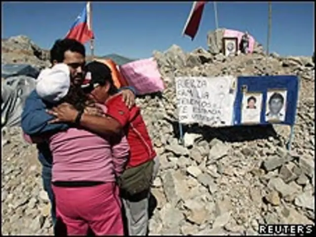 Familiares de mineros atrapados