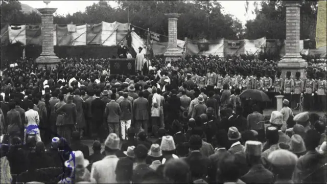 امان الله خان در نخستین سالگرد استقلال افغانستان در بیست و هشتم اسد ۱۲۹۹ سخنرانی کرد. این مراسم در پغمان برگزار شد.