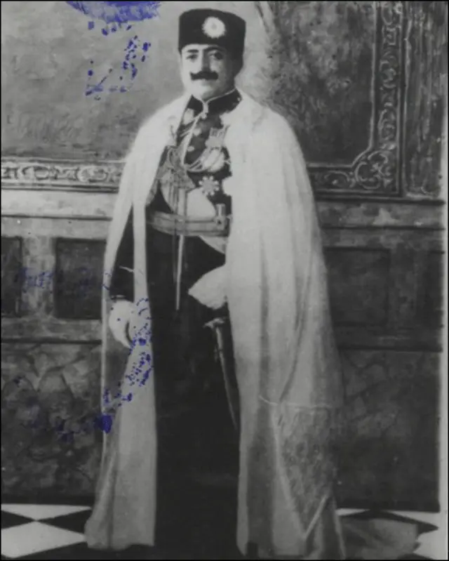 امان الله با لباس رسمی. بسیاری ها به این نظرند که جامعه افغانستان در آن زمان آماده پذیرای اصلاحات امانی نبود و به همین دلیل برنامه اصلاحات او با چالش‌های زیادی مواجه شد.