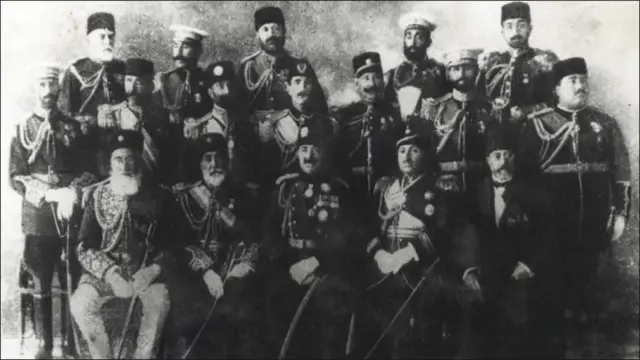 شماری از مقامهای ارشد دولت امانی. امان الله خان به همه کارمندان دولت دستور داد که لباس متحدالشکل بپوشند.