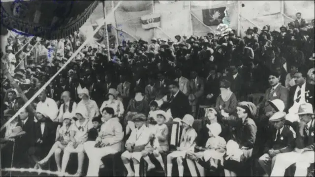 گوشه ای از مراسم نخستین سالگرد استقلال کشور. امان الله خان از نخستین روز پادشاهی خود، به مردم وعده اصلاحات داد. آزادی‌های اجتماعی، از جمله آزادی زنان و رفع حجاب شامل این اصلاحات بود.