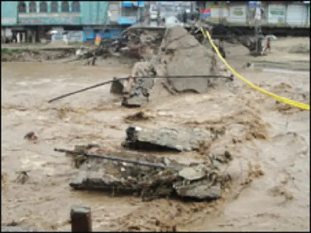 وادی سوات میں سیلاب سے پلوں کی شدید نقصان پہنچا ہے 