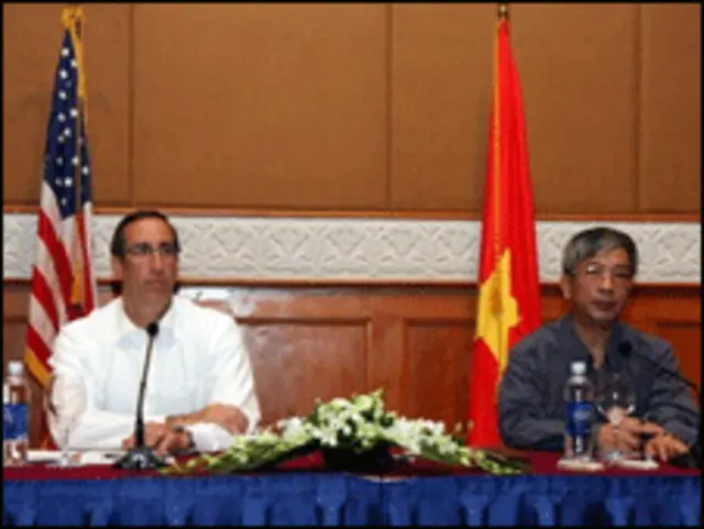 Trưởng hai đoàn tại cuộc họp báo sau đối thoại (ảnh của Thông tấn xã Việt Nam)