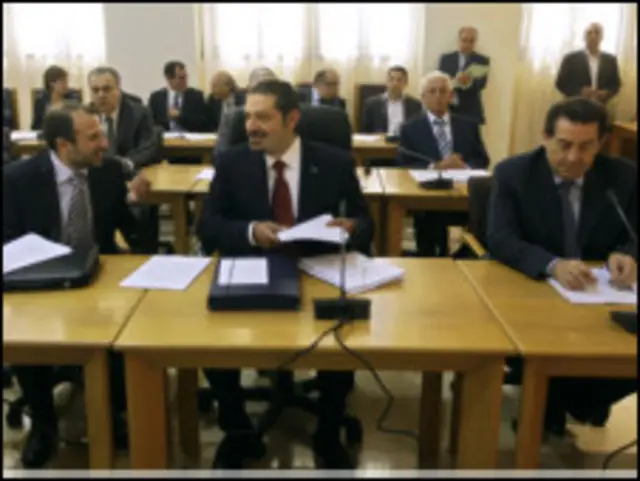 رئيس الوزراء سعد الحريري متوسطاً الوزيرين جبران باسيل وبطرس حرب