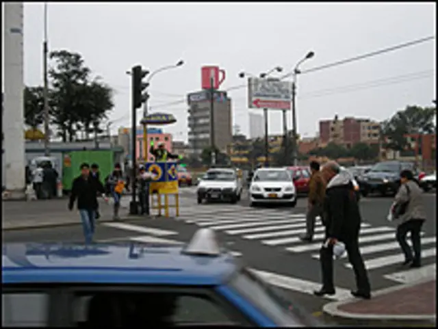 Peatones en Lima