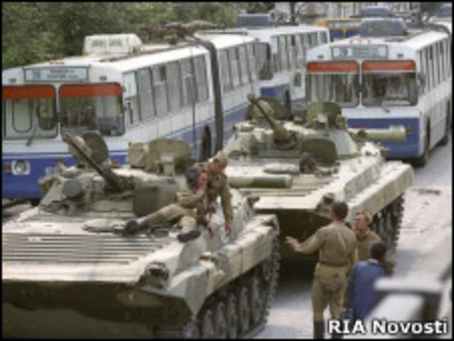 Танки и троллейбусы на улицах Москвы в августе 1991 года