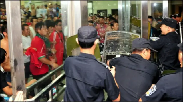 Pendukung Jianye FC terlibat bentork dengan polisi setelah tim kesayangannya menelan kekalahan dalam salah satu pertandingan di Liga Cina