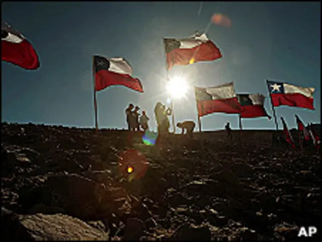 Banderas de Chile sobre la mina