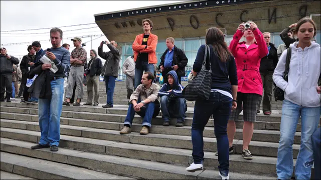 Люди на лестнице кинотеатра "Россия"