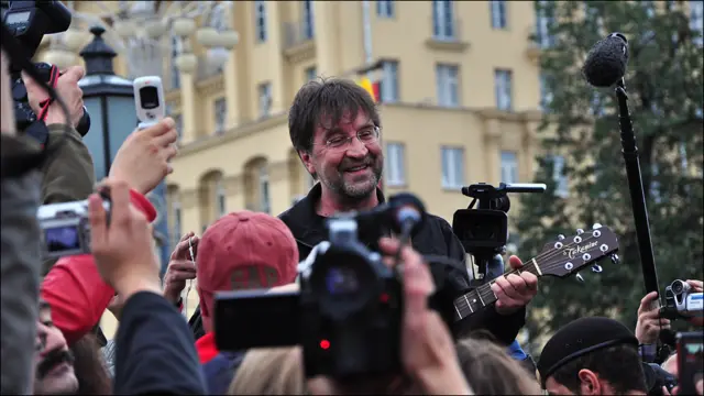 Юрий Шевчук поет "Осень" на Пушкинской площади