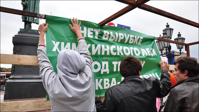 Организаторы развешивают лозунг в защиту Химкинского леса