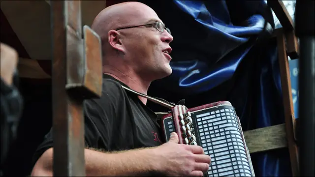 Баянист выступает с "Газели"