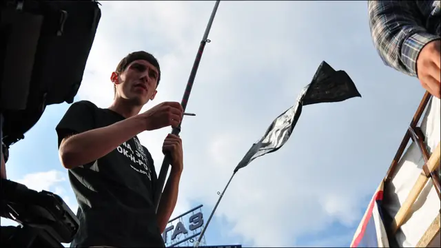 Человек с флагом Петербурга и ДДТ