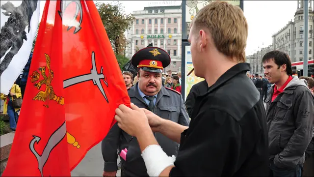 Гости из Петербурга снимают флаги с удочки