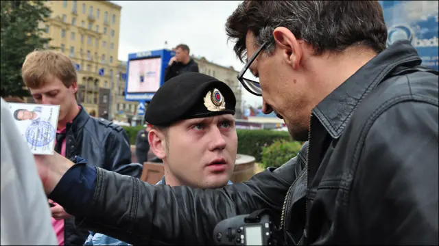 Рустем Адагамов пытается пройти через кордон милиции