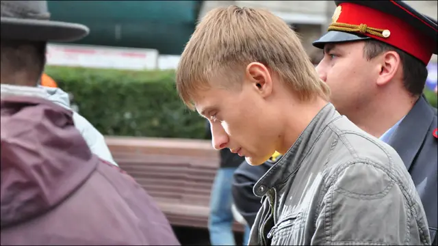 Провокатора уводит милиция