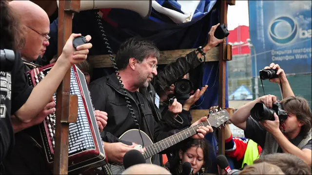 Юрий Шевчук поет на грузовике на Пушкинской площади