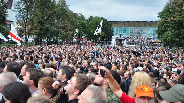 Народ на Пушкинской площади