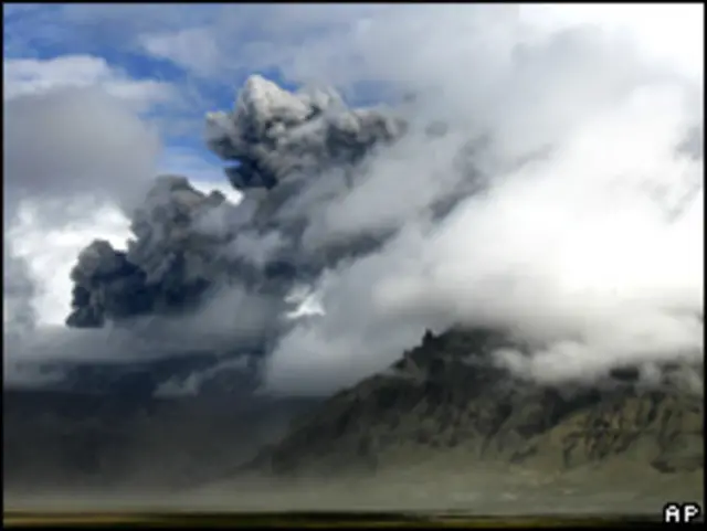 Nube de cenizas del volcán Eyjafjallajokull. Foto de archivo.