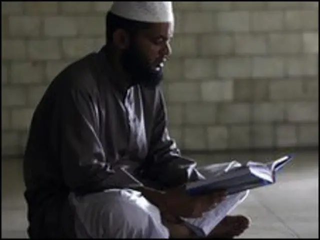 Sebagian besar warga Bangladesh adalah muslim