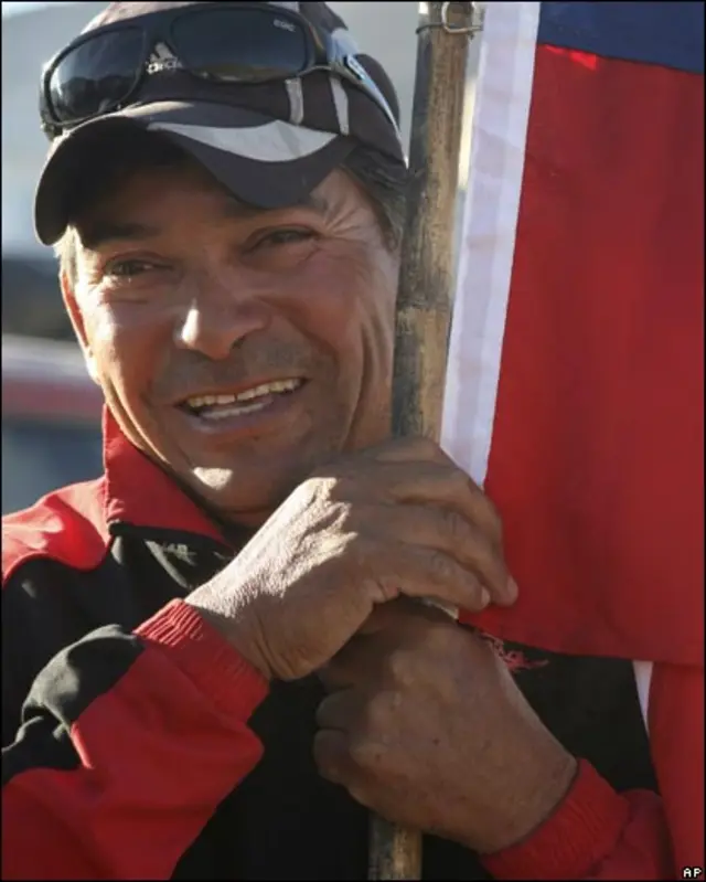El hermano de uno de los mineros atrapados sonríe