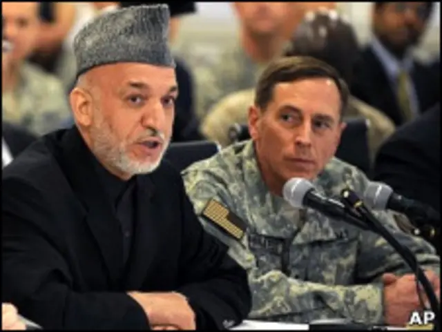 ولسمشر کرزي امنيتي ادارو ته امر کړی چې په ټاکنو کې د دولتي چارواکو د اغېزې د مخنيوي په خاطر دې يو شمېر هغه ولسوالان او امنيه قوماندانان چې خپلوان يې کاندان دي نورو سيمو ته بدل کړي .