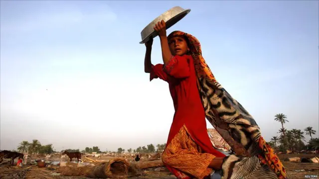 Bé gái bảy tuổi Sagori chạy đến nơi phát đồ cứu trợ ở Sukkur, tỉnh Sindh - em chỉ là một trong hàng triệu người đang cần lương thực và nước uống.