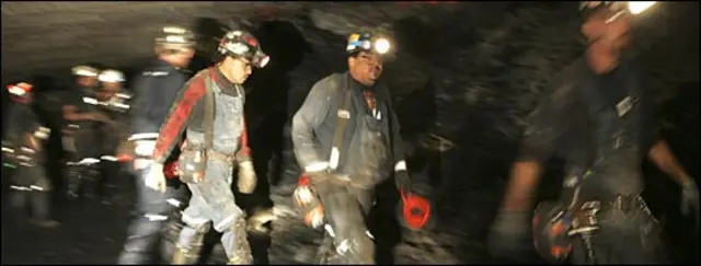 Miembros de un equipo de rescate en una mina de Estados Unidos.