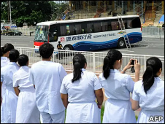 菲律宾马尼拉劫持人质事件现场群众围观被劫持旅游大巴（24/8/2010）