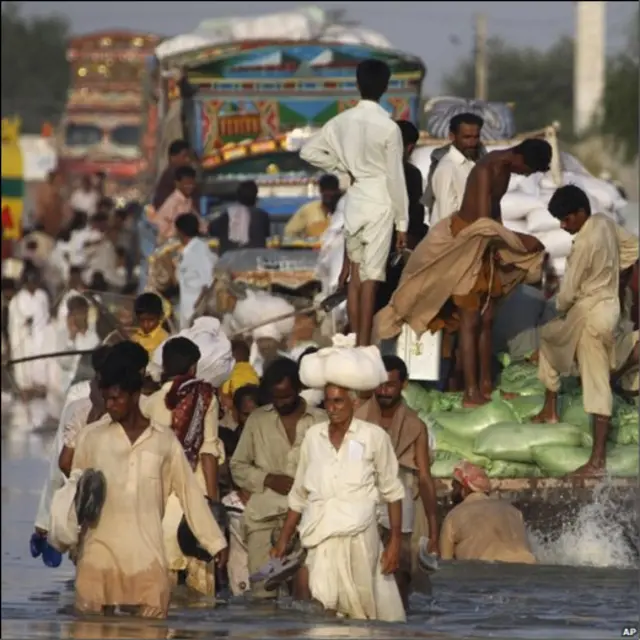 میلیون ها نفر از آوارگان سیل پاکستان در معرض ابتلا به بیماری های واگیردار هستند. 