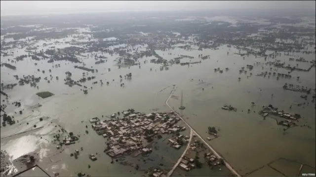 حدود هفده میلیون نفر، یعنی یک نفر از هر ده پاکستانی از سیل اخیر صدمه دیده اند.