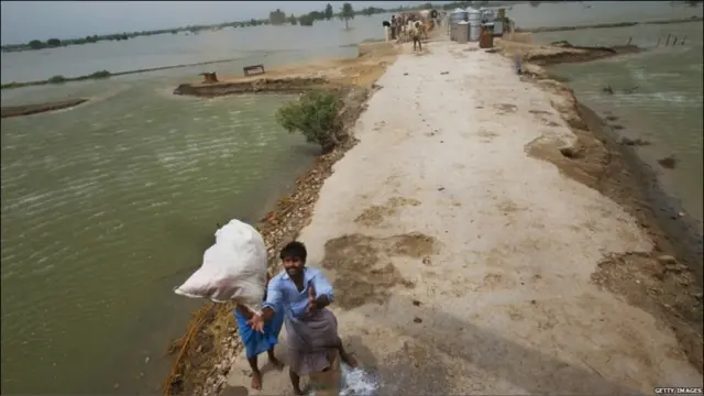 بانک جهانی می گوید سیل سبب شده که معادل یک میلیارد دلار به محصولات کشاورزی پاکستان خسارت وارد شود.