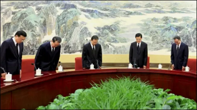 Những người chỉ trích nói dù tỏ ra gần dân hơn nhưng ông Ôn Gia Bảo (giữa) cũng không khác các lãnh đạo Trung Quốc còn lại về tư tưởng