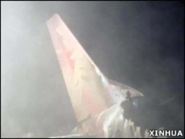 伊春空难客机尾部残骸