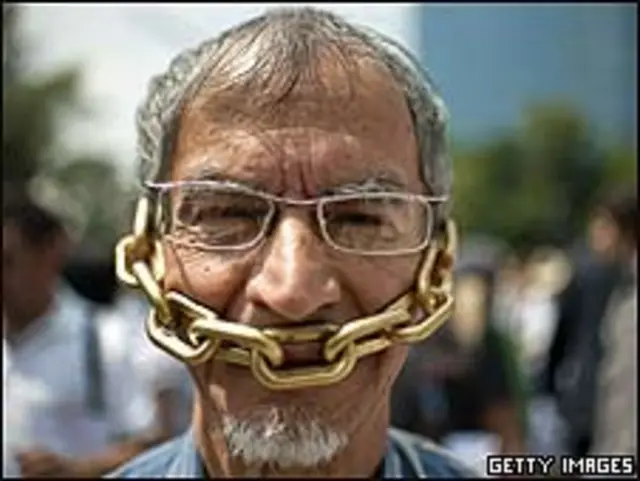 Un periodista retrata la autocensura en una reciente marcha de protesta contra la violencia en México.