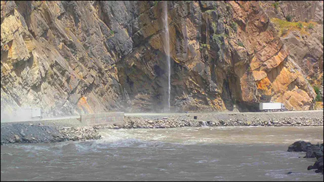 Душанбе-Хоруғ йўлида қор ва тош кўчиши хавфи катта