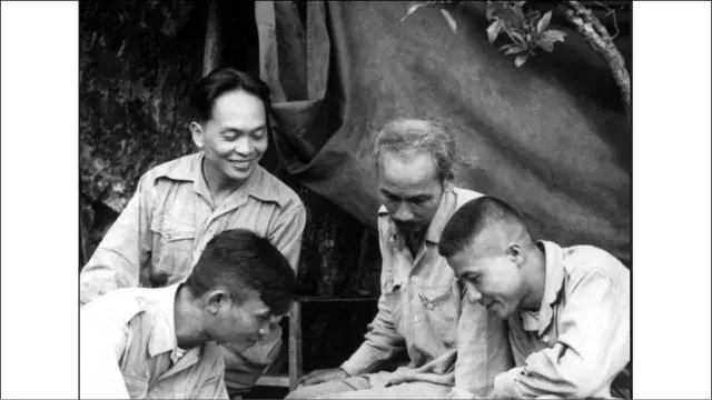 Hình chụp năm 1950. Tướng Giáp cùng Chủ tịch Hồ Chí Minh đàm đạo.  