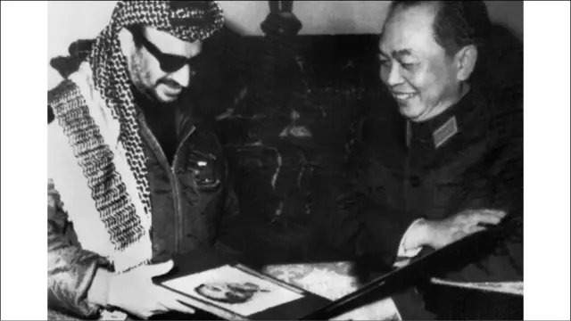 Yasser Arafat, lãnh đạo phong trào của người Palestine, thăm Hà Nội năm 1970 và nhận từ tay Tướng Giáp bộ ảnh về sự thành lập Quân đội Nhân dân Việt Nam.

