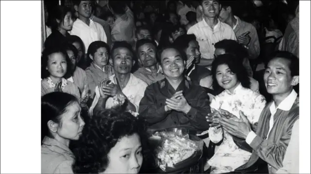 Vị bộ trưởng quốc phòng Bắc Việt đón tiếp các anh hùng lao động nhân ngày 1 tháng Năm 1968. 
