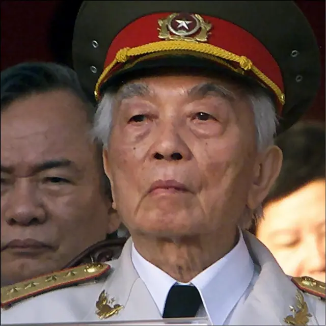 Vị anh hùng quân đội chứng kiến buổi lễ ở Sài Gòn, nay là TP. Hồ Chí Minh, đánh dấu 25 năm ngày Chiến tranh Việt Nam kết thúc năm 2000. 